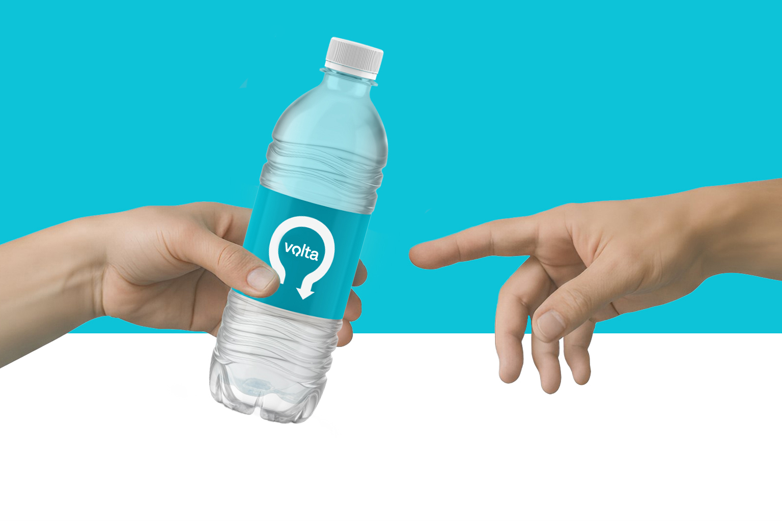 Duas mãos a trocar uma garrafa de plástico sobre fundo azul
