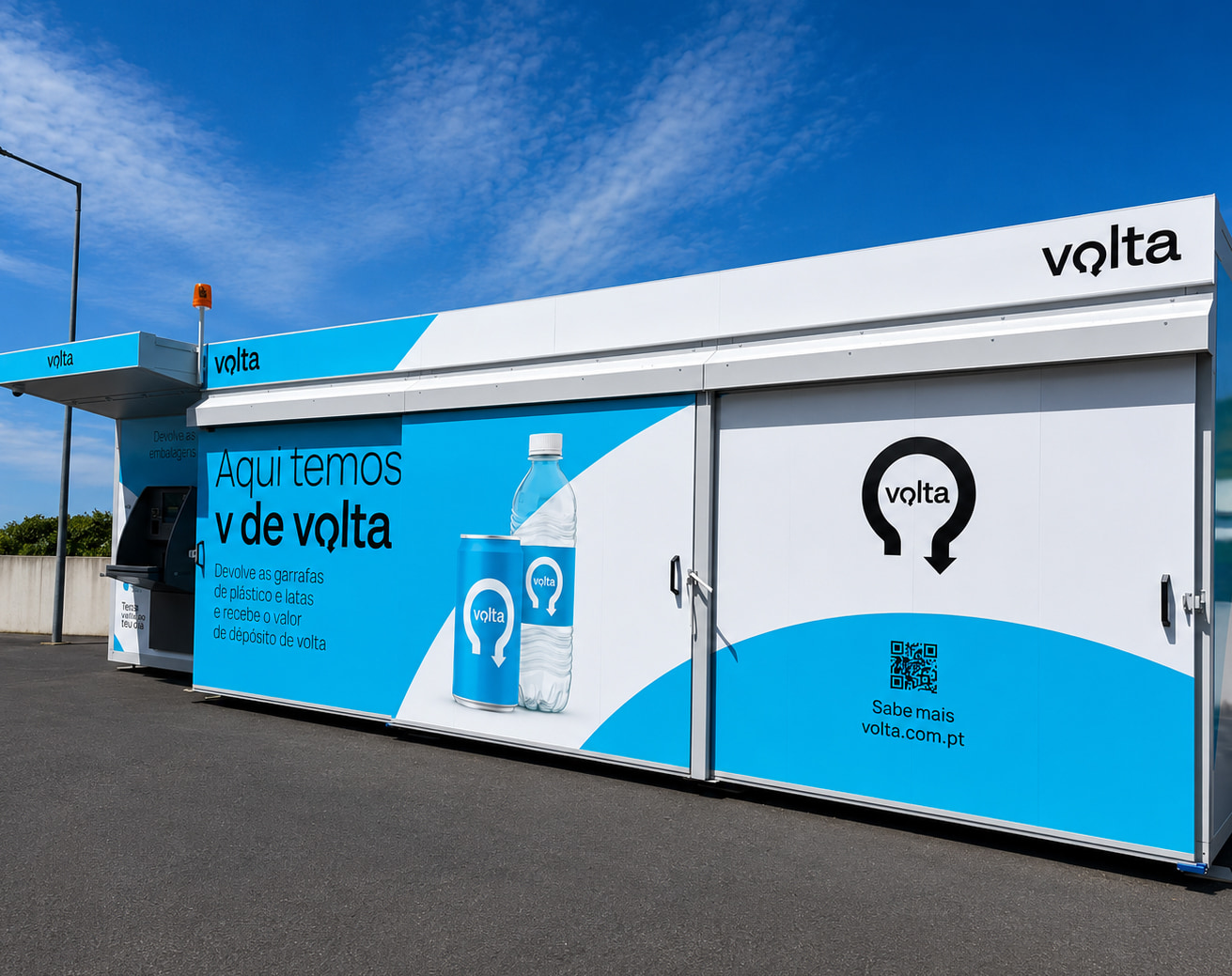 Máquina Volta de devolução de embalagens colocada junto a um edifício com um parque ao fundo